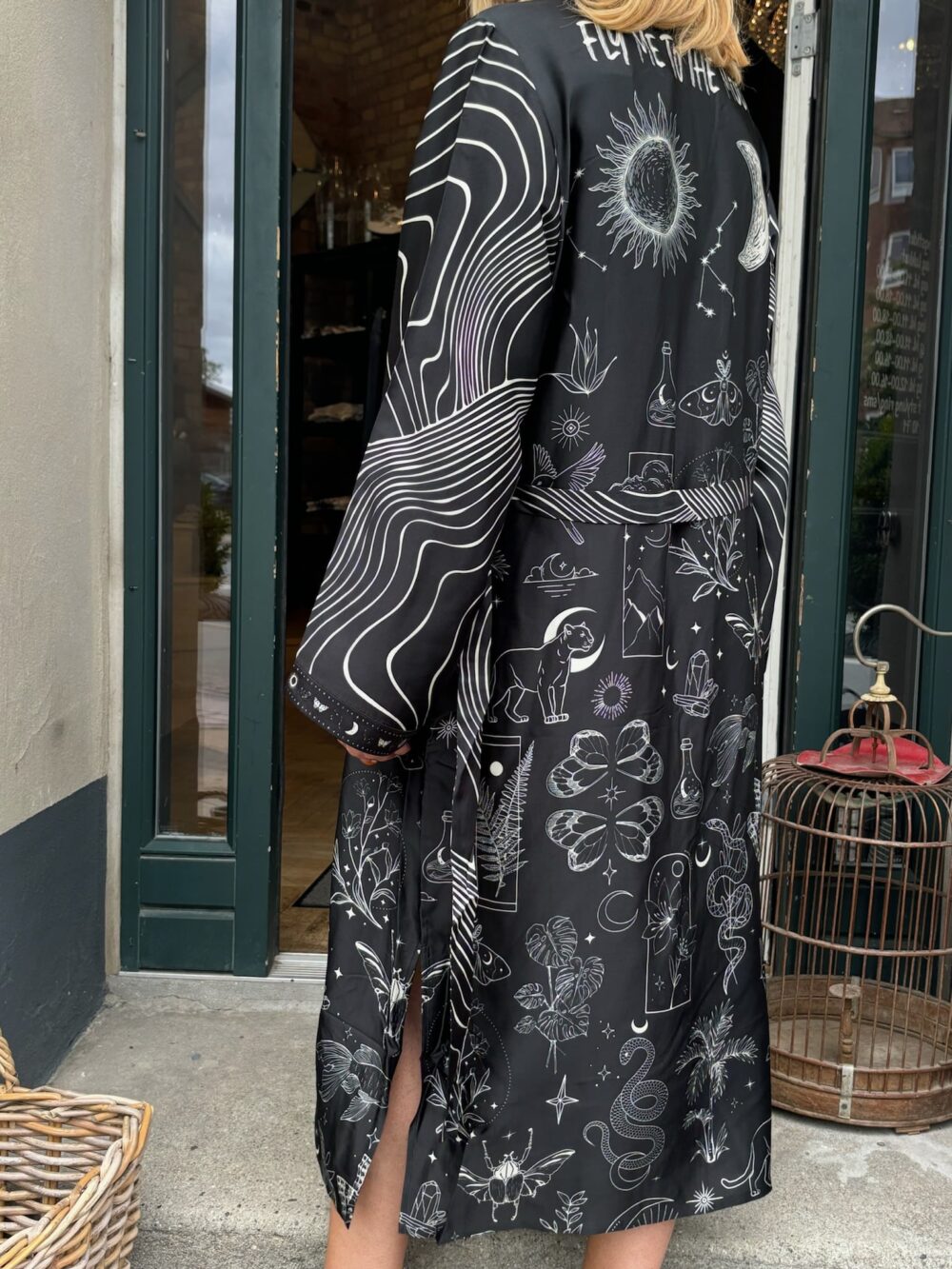 ME369 Nova Kimono Kjole - Black Magic - Image 3